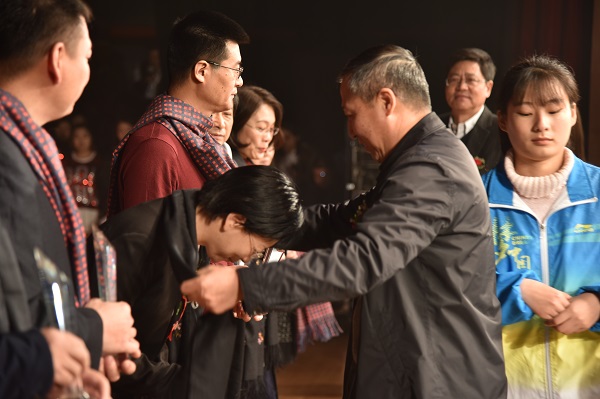 公司党委副书记李雁冰为偶像教师颁奖.JPG