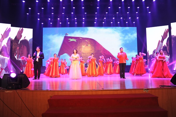 304永利集团副经理张玉智、财会系主任纪晶华和员工共同演唱《不忘初心》.JPG